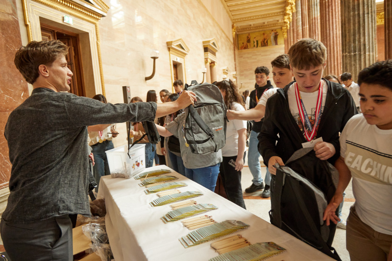 Schüler:innen bekommen Geschenke