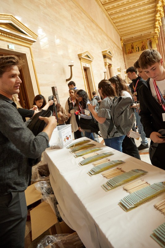 Schüler:innen bekommen Geschenke