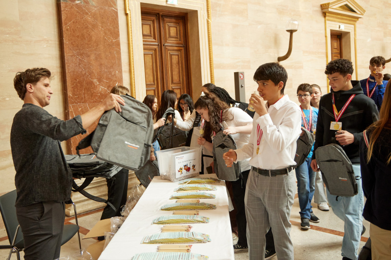 Schüler:innen bekommen Geschenke