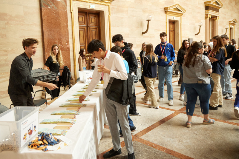 Schüler:innen bekommen Geschenke