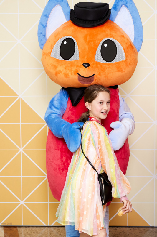 Fotopoint mit den Maskottchen der Demkratiewerkstatt und Schüler:innen