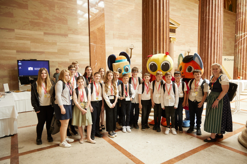 Blick auf die Schüler:innen mit den Maskottchen der Demokratiewerkstatt