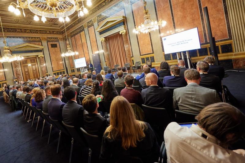 Begrüßung durch Parlamentsvizedirektorin Susanne Janistyn-Novák. Blick Richtung Veranstaltungsteilnehmer:innen