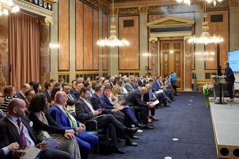 Begrüßung durch Parlamentsvizedirektorin Susanne Janistyn-Novák. Blick Richtung Veranstaltungsteilnehmer:innen