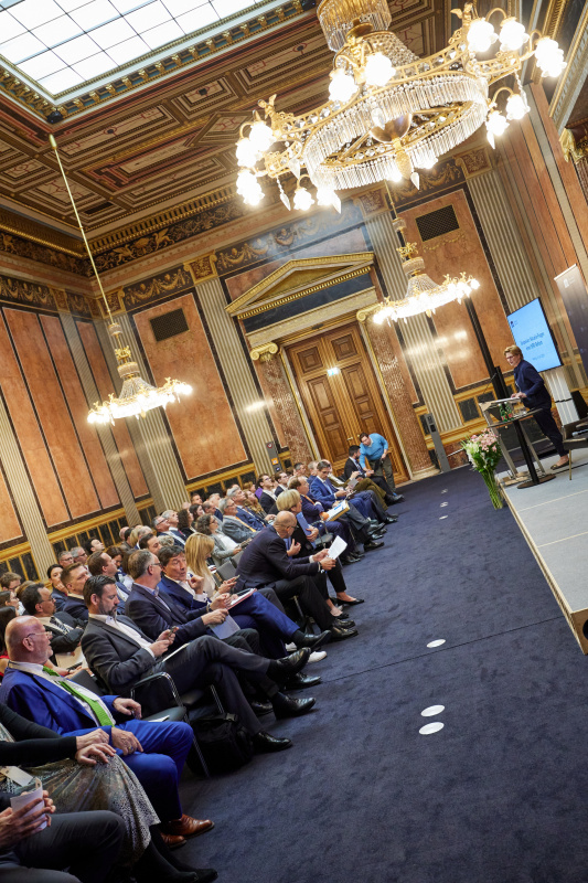 Begrüßung durch Parlamentsvizedirektorin Susanne Janistyn-Novák. Blick Richtung Veranstaltungsteilnehmer:innen