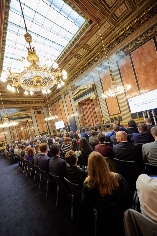 Begrüßung durch Parlamentsvizedirektorin Susanne Janistyn-Novák. Blick Richtung Veranstaltungsteilnehmer:innen