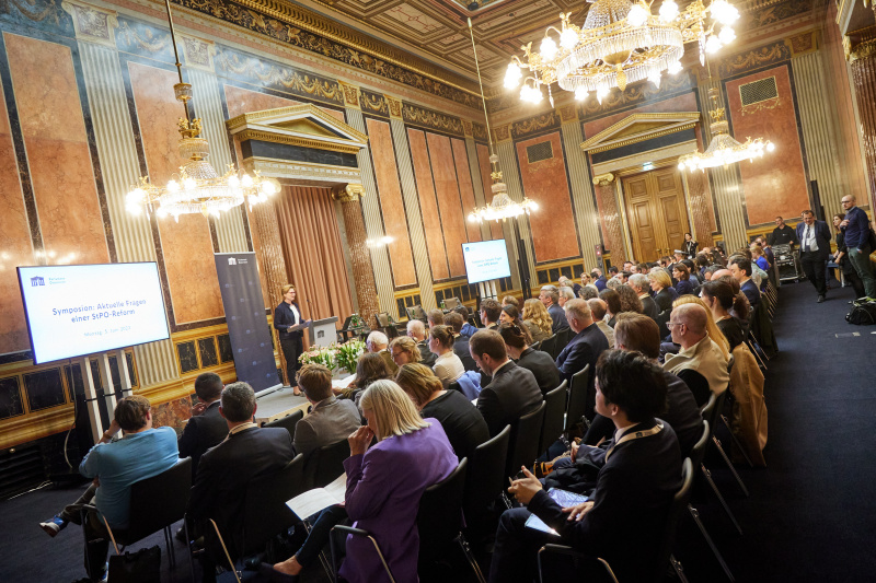 Begrüßung durch Parlamentsvizedirektorin Susanne Janistyn-Novák. Blick Richtung Veranstaltungsteilnehmer:innen