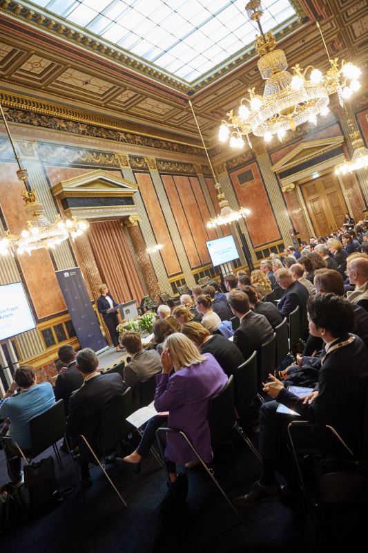 Begrüßung durch Parlamentsvizedirektorin Susanne Janistyn-Novák. Blick Richtung Veranstaltungsteilnehmer:innen