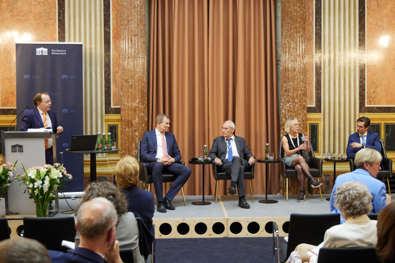 Podiumsdiskussion. Von links: Professor für Strafrecht Universität Wien Peter Lewisch, Michael Rohregger Rechtsanwalt, Präsident des OGH iR HP Eckart Ratz, Ingeborg Zerbes Universität Wien, Bernd Ziska Staatsanwaltschaft Wien