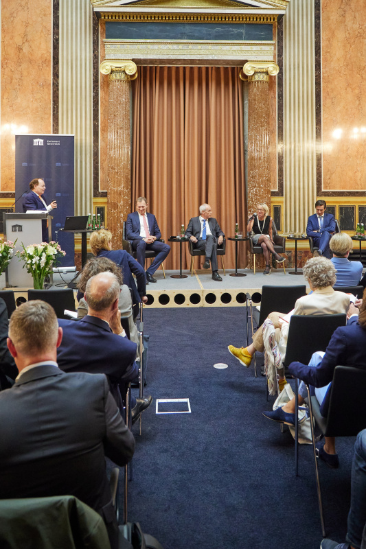 Podiumsdiskussion. Von links: Professor für Strafrecht Universität Wien Peter Lewisch, Michael Rohregger Rechtsanwalt, Präsident des OGH iR HP Eckart Ratz, Ingeborg Zerbes Universität Wien, Bernd Ziska Staatsanwaltschaft Wien