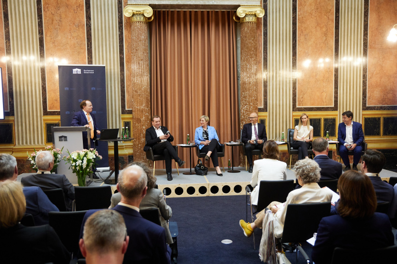 Podiumsdiskussion. Von links: Nationalratsabgeordneter Christian Drobits (SPÖ), Nationalratsabgeordnete Michaela Steinacker (ÖVP), Nationalratsabgeordneter Harald Stefan (FPÖ), Nationalratsabgeordnete Agnes Sirkka Prammer (GRÜNE), Nationalratsabgeordneter Johannes Margreiter (NEOS)