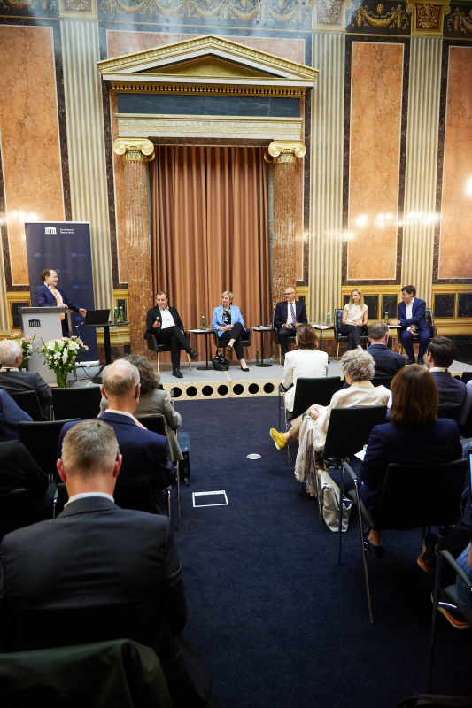 Podiumsdiskussion. Von links: Nationalratsabgeordneter Christian Drobits (SPÖ), Nationalratsabgeordnete Michaela Steinacker (ÖVP), Nationalratsabgeordneter Harald Stefan (FPÖ), Nationalratsabgeordnete Agnes Sirkka Prammer (GRÜNE), Nationalratsabgeordneter Johannes Margreiter (NEOS)