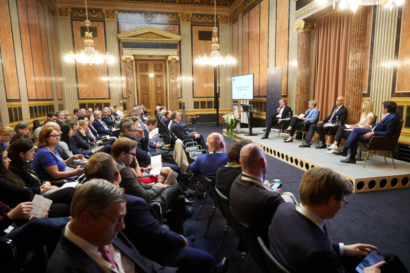 Podiumsdiskussion. Von links: Nationalratsabgeordneter Christian Drobits (SPÖ), Nationalratsabgeordnete Michaela Steinacker (ÖVP), Nationalratsabgeordneter Harald Stefan (FPÖ), Nationalratsabgeordnete Agnes Sirkka Prammer (GRÜNE), Nationalratsabgeordneter Johannes Margreiter (NEOS)