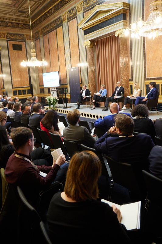 Podiumsdiskussion. Von links: Nationalratsabgeordneter Christian Drobits (SPÖ), Nationalratsabgeordnete Michaela Steinacker (ÖVP), Nationalratsabgeordneter Harald Stefan (FPÖ), Nationalratsabgeordnete Agnes Sirkka Prammer (GRÜNE), Nationalratsabgeordneter Johannes Margreiter (NEOS)