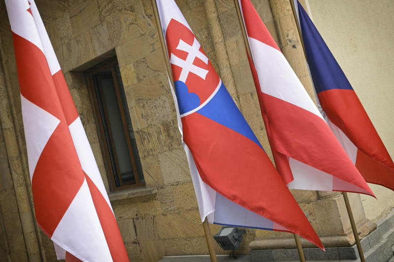 Flaggen von Georgien, Slowakei, Österreich und Tschechien im Hof des Parlamentsgebäudes in Tiflis