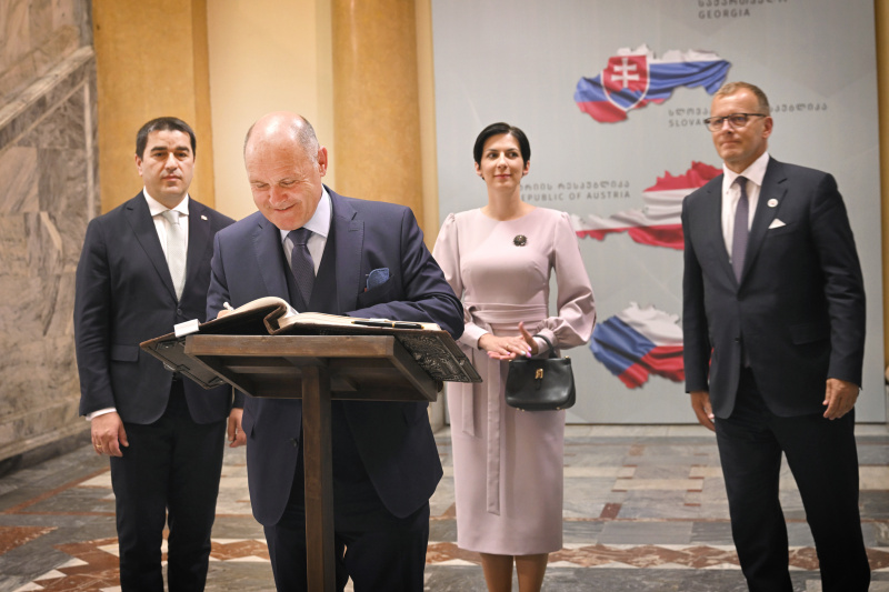 Treffen mit dem georgischen Parlamentspräsidenten Shalva Papuashvili. Gästebucheintrag..Von links: georgischer Parlamentspräsident Shalva Papuashvili, Nationalratspräsident Wolfgang Sobotka (ÖVP), Präsidentin der Abgeordnetenkammer Tschechiens Markéta Pekarová Adamová, Präsident des slowakischen Nationalrates Boris Kollár