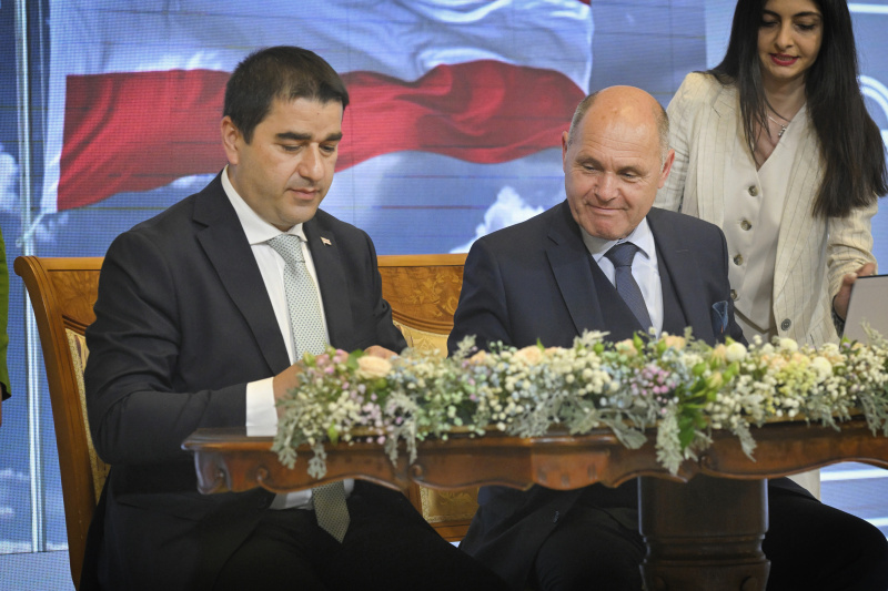 Treffen mit dem georgischen Parlamentspräsidenten Shalva Papuashvili. Unterzeichnung des Letter of Intent zwischen dem Parlament von Georgien und dem österreichischen Nationalrat. Von links: georgischer Parlamentspräsident Shalva Papuashvili, Nationalratspräsident Wolfgang Sobotka (ÖVP)