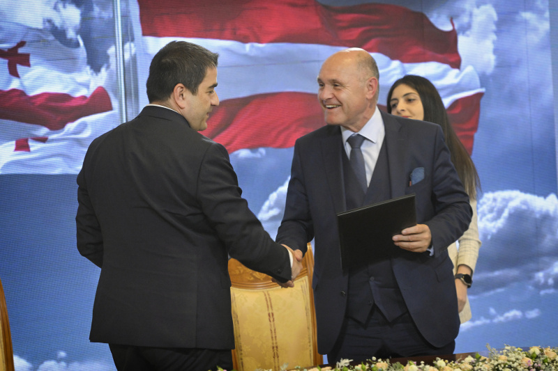 Treffen mit dem georgischen Parlamentspräsidenten Shalva Papuashvili. Unterzeichnung des Letter of Intent zwischen dem Parlament von Georgien und dem österreichischen Nationalrat. Von links: georgischer Parlamentspräsident Shalva Papuashvili, Nationalratspräsident Wolfgang Sobotka (ÖVP)