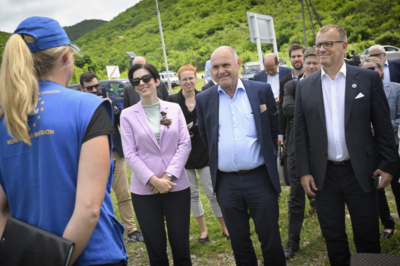 Besichtigung der administrativen Grenze zu Süd-Ossetien im Dorf Odzisi. Von links: Präsidentin der Abgeordnetenkammer Tschechiens Markéta Pekarová Adamová, Nationalratspräsident Wolfgang Sobotka (ÖVP), Präsident des slowakischen Nationalrates Boris Kollár