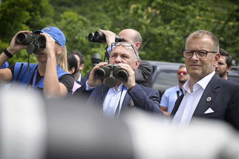 Besichtigung der administrativen Grenze zu Süd-Ossetien im Dorf Odzisi. Von links: Nationalratspräsident Wolfgang Sobotka (ÖVP), Präsident des slowakischen Nationalrates Boris Kollár