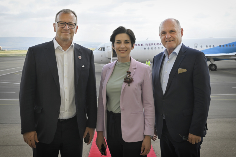 Abreise von Tiflis.Von links: Präsident des slowakischen Nationalrates Boris Kollár, Präsidentin der Abgeordnetenkammer Tschechiens Markéta Pekarová Adamová, Nationalratspräsident Wolfgang Sobotka (ÖVP)