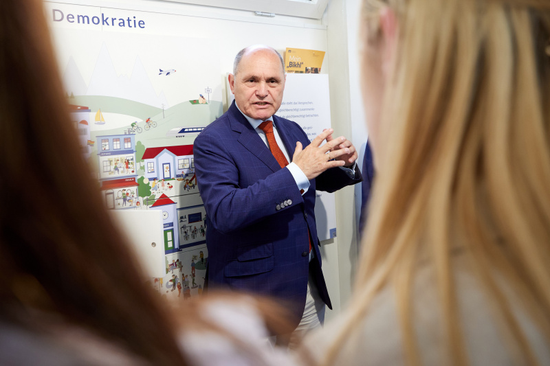 Nationalratspräsident Wolfgang Sobotka (ÖVP) führt durch die Ausstellung