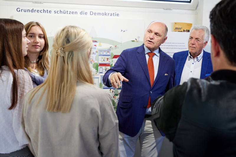 Nationalratspräsident Wolfgang Sobotka (ÖVP) führt durch die Ausstellung