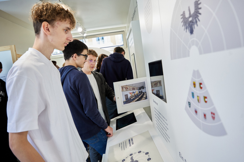 Schüler:innen besichtigen Parlament on Tour