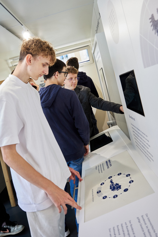 Schüler:innen besichtigen Parlament on Tour