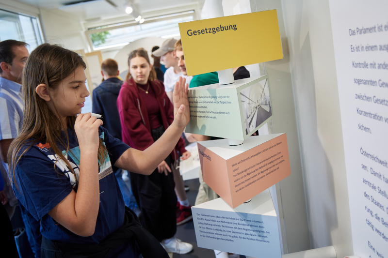 Schüler:innen besichtigen Parlament on Tour