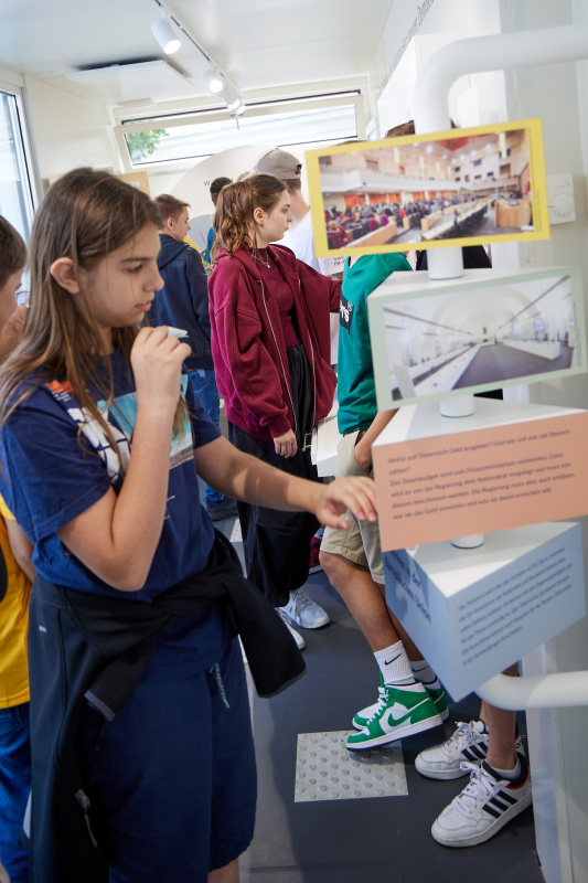 Schüler:innen besichtigen Parlament on Tour