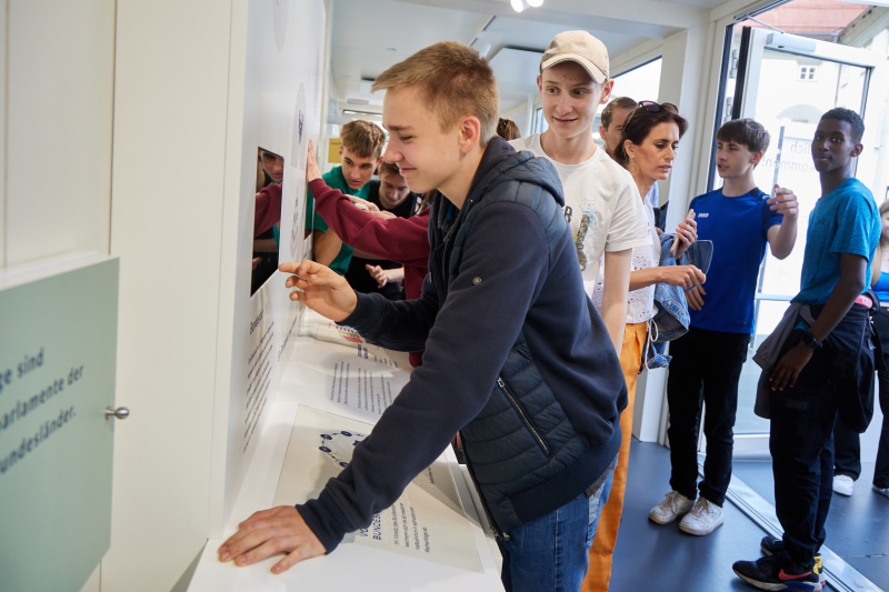 Schüler:innen besichtigen Parlament on Tour