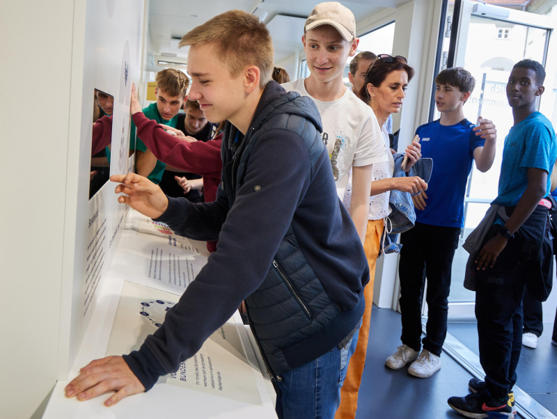 Schüler:innen besichtigen "Parlament on Tour"