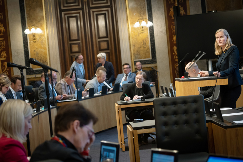 Am Redner:innenpult Bundesrätin Maria Huber (GRÜNE)