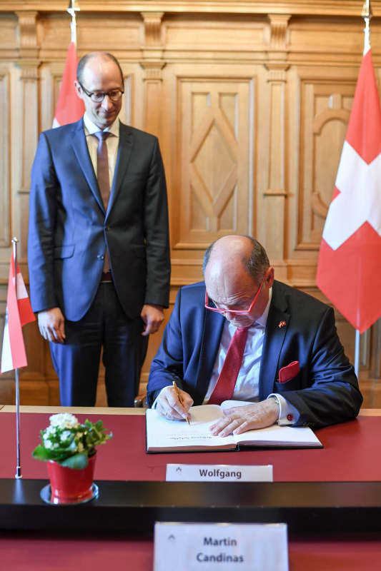 Nationalratspräsident Wolfgang Sobotka (ÖVP) beim Eintrag in das Gästebuch des Schweizer Parlaments