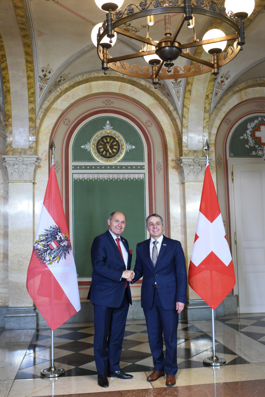 Fahnenfoto.Von links: Nationalratspräsident Woflgang Sobotka (ÖVP), Vorsteher des Eidgenössischen Departements für auswärtige Angelegenheiten Ignazio Cassis