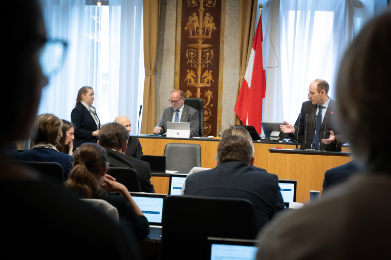 Am Redner:innenpult Bundesrat Karl-Arthur Arlamovsky (OF)