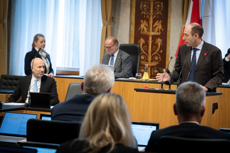 Am Redner:innenpult Bundesrat Karl-Arthur Arlamovsky (OF)