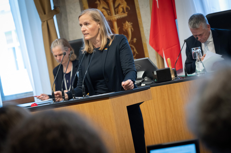 Am Redner:innenpult Bundesrätin Maria Huber (GRÜNE)