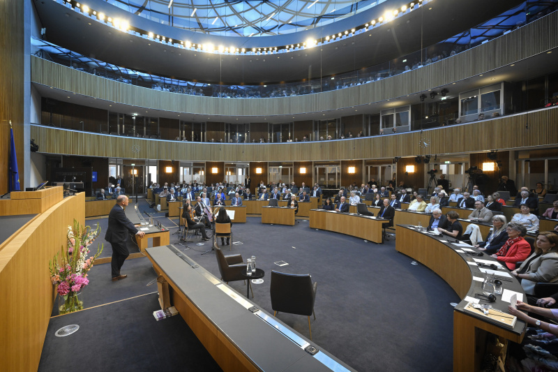 Blick Richtung Veranstaltungsteilnehmer:innen