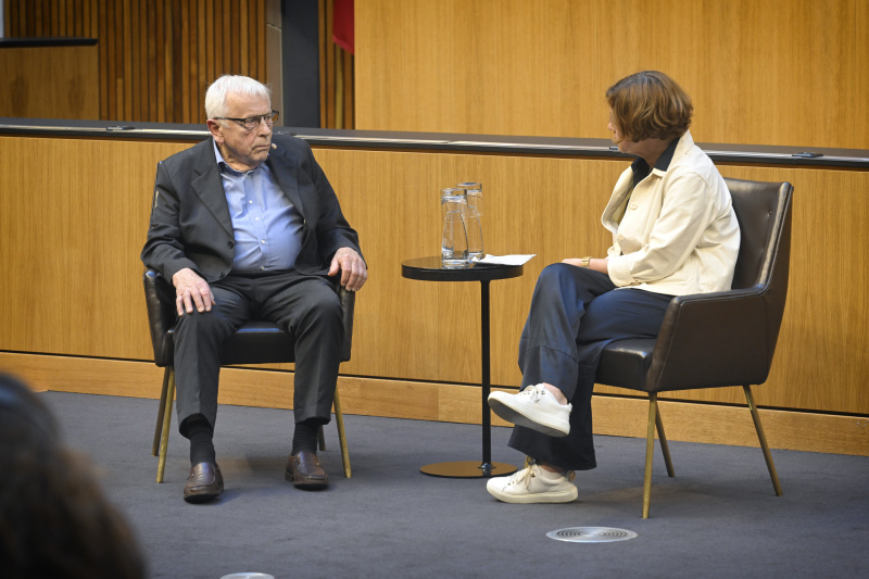 Interview. Von links: Zeitzeuge Heinrich Ehlers, Journalistin Renata Schmidtkunz