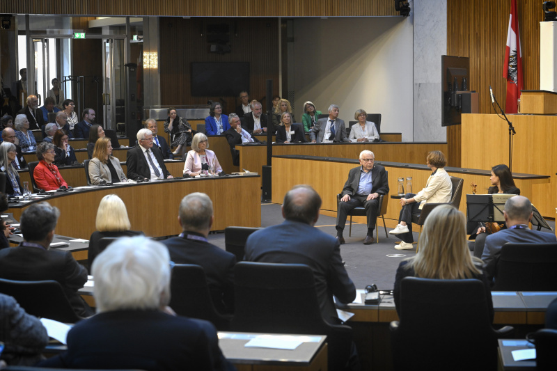 Interview. Von links: Zeitzeuge Heinrich Ehlers, Journalistin Renata Schmidtkunz