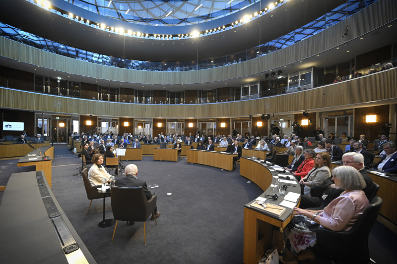 Blick Richtung Veranstaltungsteilnehmer:innen