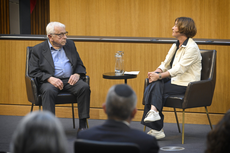 Interview. Von links: Zeitzeuge Heinrich Ehlers, Journalistin Renata Schmidtkunz