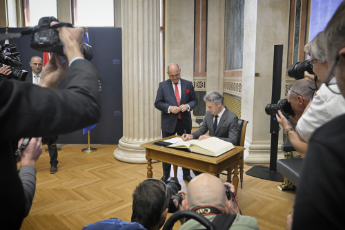 Gästebucheintrag. Von links: Nationalratspräsident Wolfgang Sobotka (ÖVP), slowenischer Ministerpräsident Robert Golob