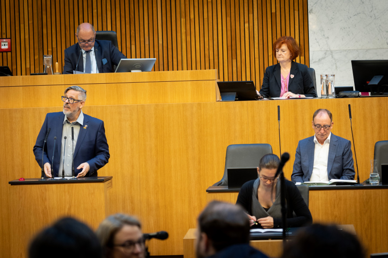 Nationalratsabgeordneter Ralph Schallmeiner (GRÜNE) am Redner:innenpult, 