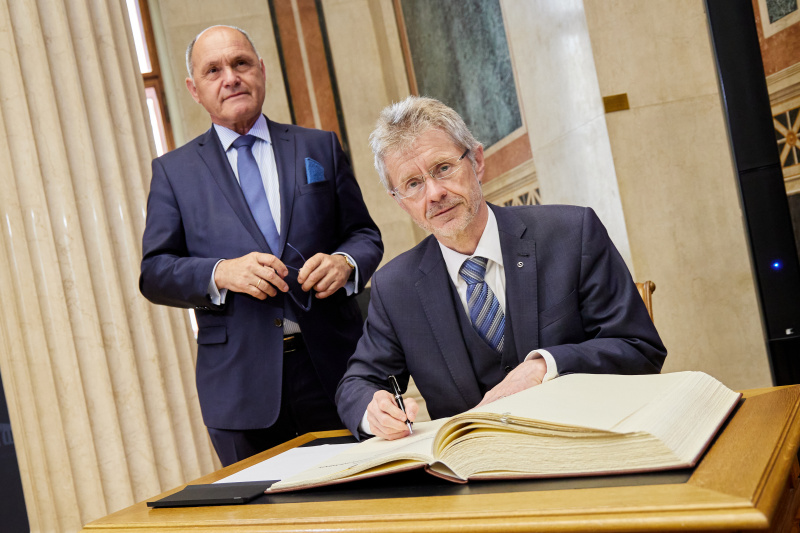 Gästebucheintrag. Von links: Nationalratspräsident Wolfgang Sobotka (ÖVP), Senatspräsident des tschechischen Parlaments Miloš Vystrčil