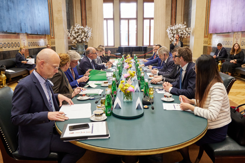 Arbeitsgespräch. Linke Seite Österreichische Delegation mit Nationalratspräsident Wolfgang Sobotka (ÖVP), rechte Seite Tschechische Delegation mit Senatspräsident des tschechischen Parlaments Miloš Vystrčil