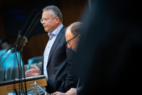 Nationalratsabgeordneter Gerald Hauser (FPÖ) am Redner:innenpult