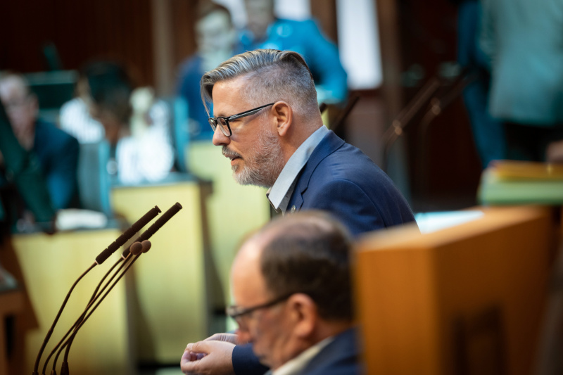 Nationalratsabgeordneter Ralph Schallmeiner (GRÜNE) am Redner:innenpult, 